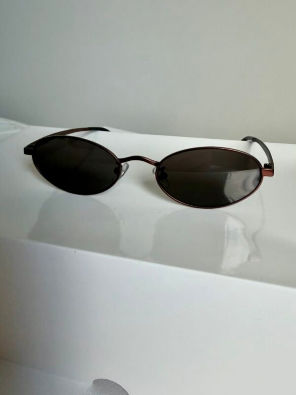 Chic Oval Frame Sunglasses